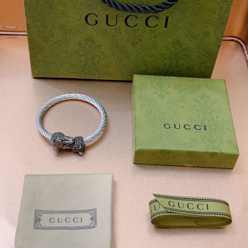 G*u*i bracelets